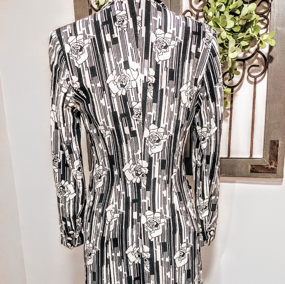 Stunning rose designed jacket. - Picture 4 of 11